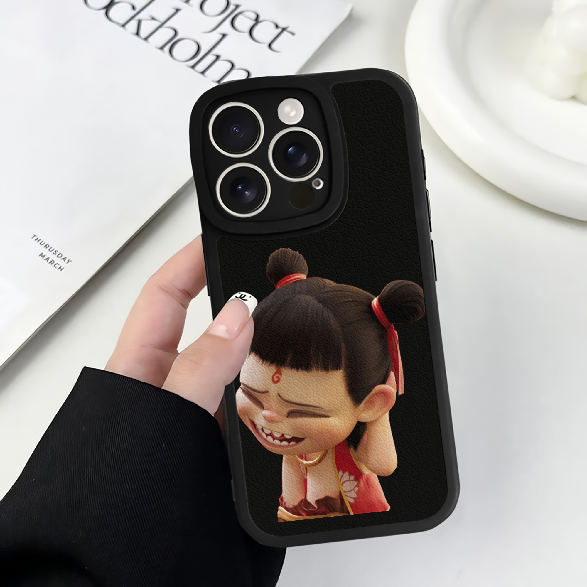 （画像用） Ne Zha 2 ナタ 魔童の大暴れ 【iPhone 16シリーズ対応】シリコンスマホケース（レザー調） 材質：シリコン